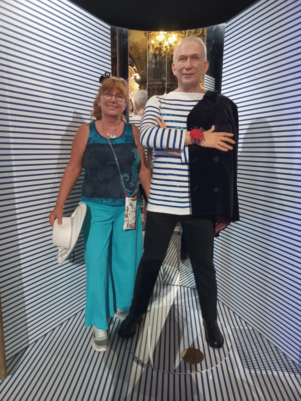 Nathalie posant aux côtés de la statue de cire du couturier Jean Paul Gaultier