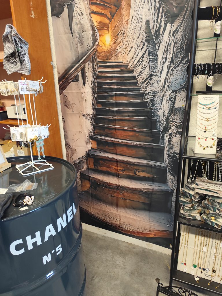 un tonneau en fer avec une montée d'escaliers en trompe oeil