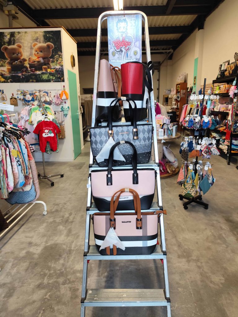 les sacs exposés sur une échelle