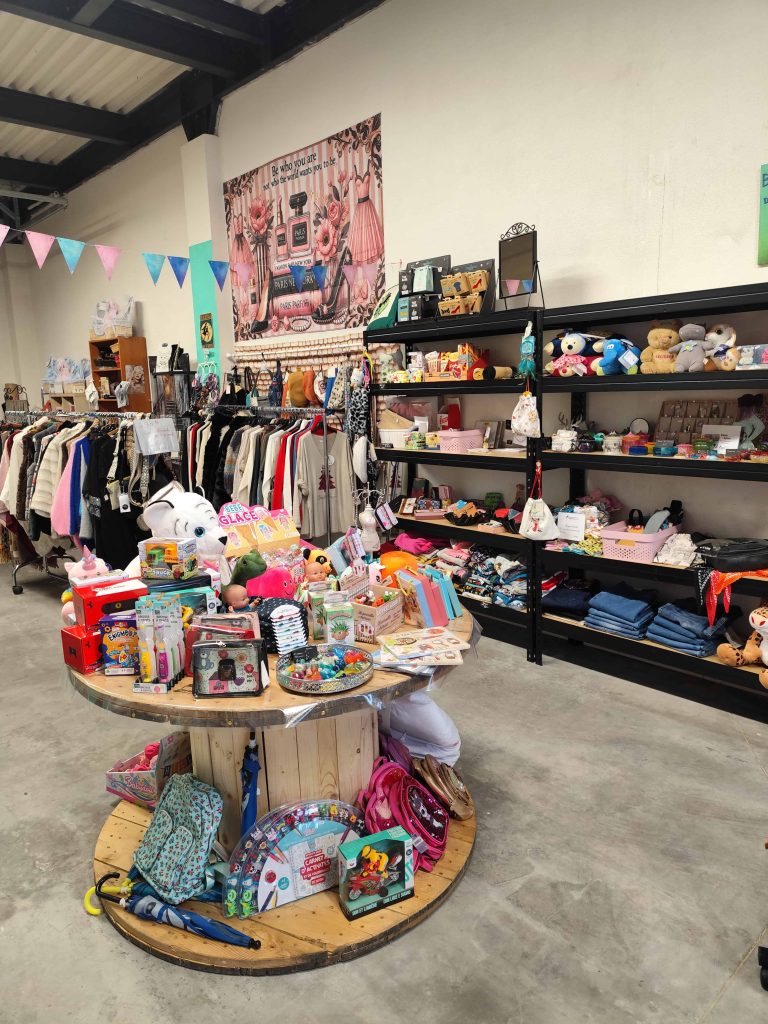 vue de la boutique cékikafé avec les jouets en premier plan
