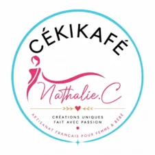 ogo avec le nom cekikafé et mon prénom en rose.Nathalie.c.Il est inscrit: créations uniques fait avec passion et artisanat français pour femme et bébé