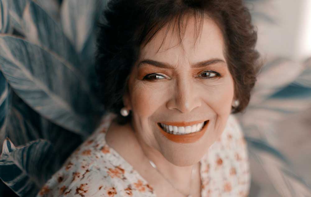 le visage d'une femme au cheveux court et bruns