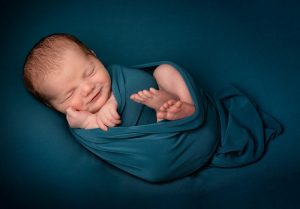 un bébé enveloppé