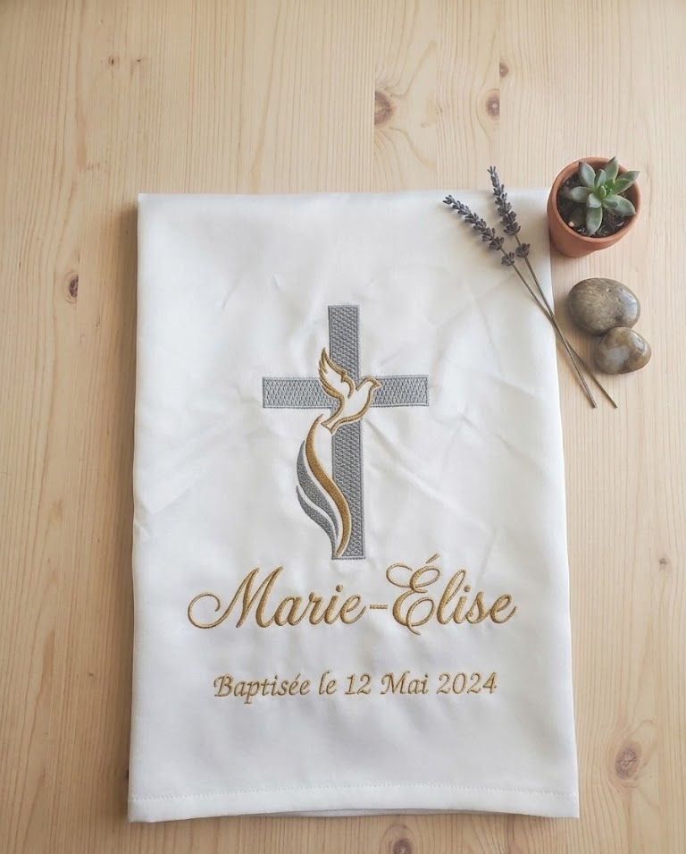 écharpe de baptême blanche brodée avec du fil doré et ne croix