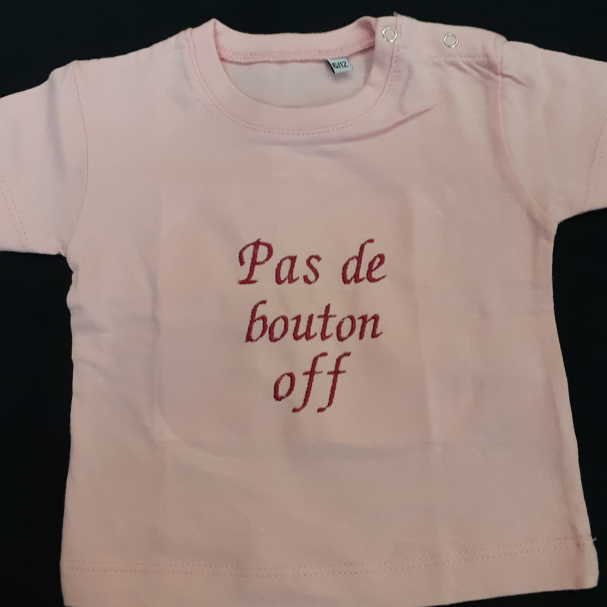pas de bouton off brodé sur un haut thee shirt
