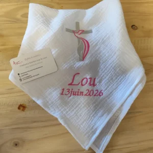 Carré cape de baptême .Nommé suaire de baptême ,le chrémeau ou linge blanc.Il y a une croix grise et la typographie est en rose.