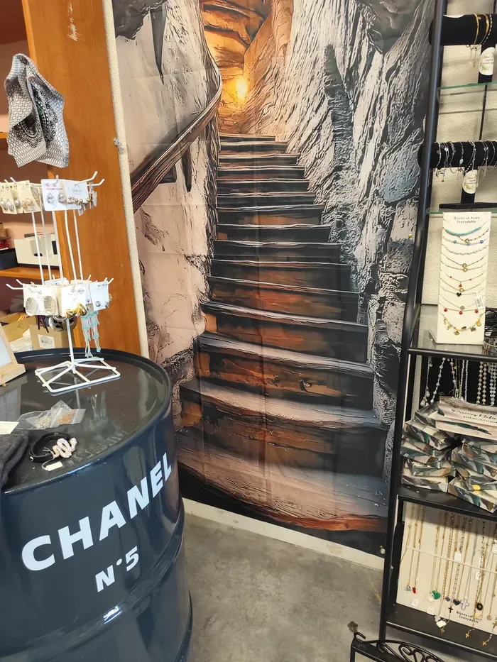 un tonneau en fer avec une montée d'escaliers en trompe oeil