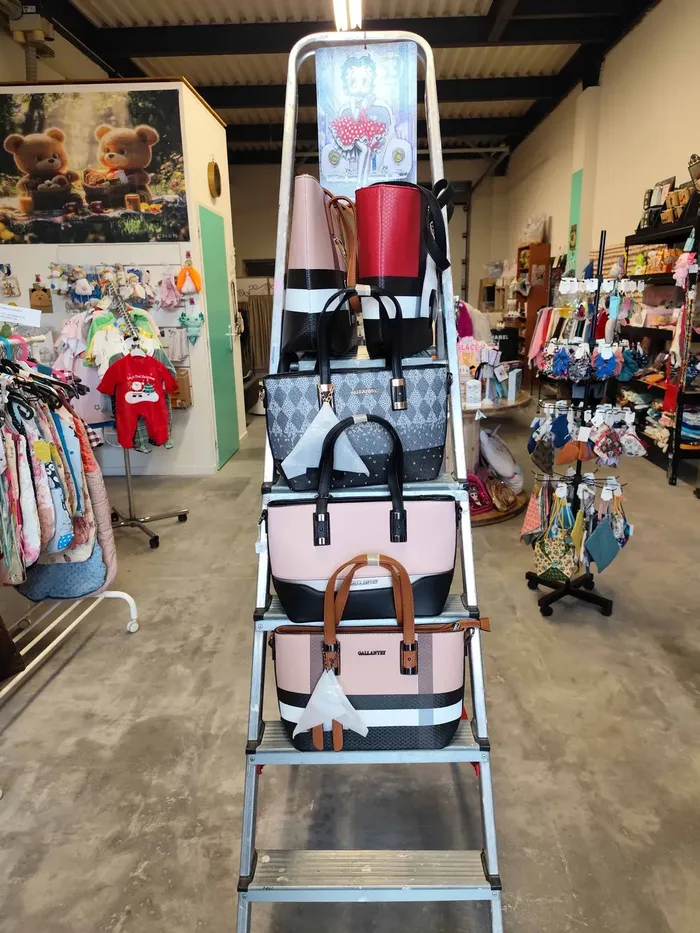 les sacs exposés sur une échelle