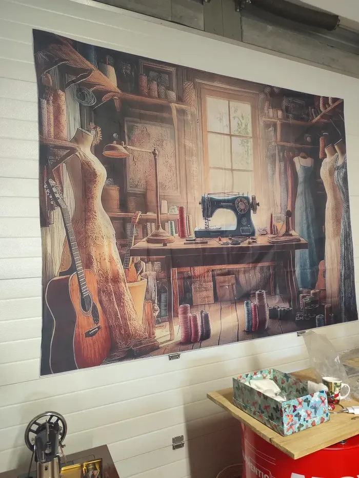 panneau d'une boutique à l'encienne qui recouvre tout le mur