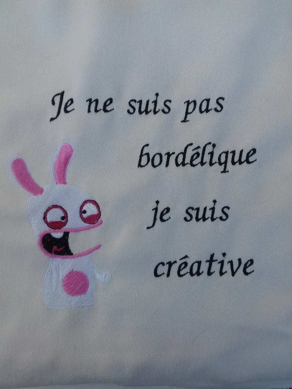 je ne suis pas bordélique je suis créative, avec un lapin crétin
