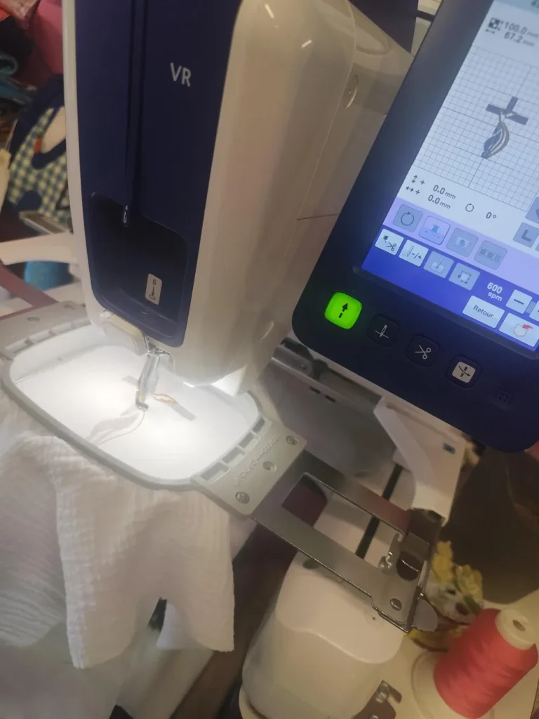 ma machine à broder brother en train de broder un motif