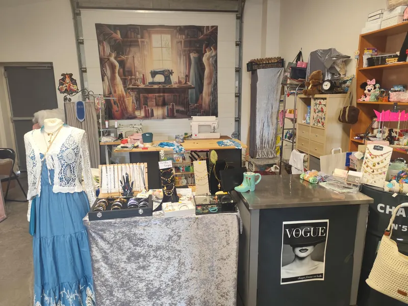 mon atelier à la boutique cekikafe.on peur y voir le comptoir de payement avec un manequin à côté et derrière mes machines à coudre et ce grand panneau de 2 mètres sur 2 représentant un ancien atelier