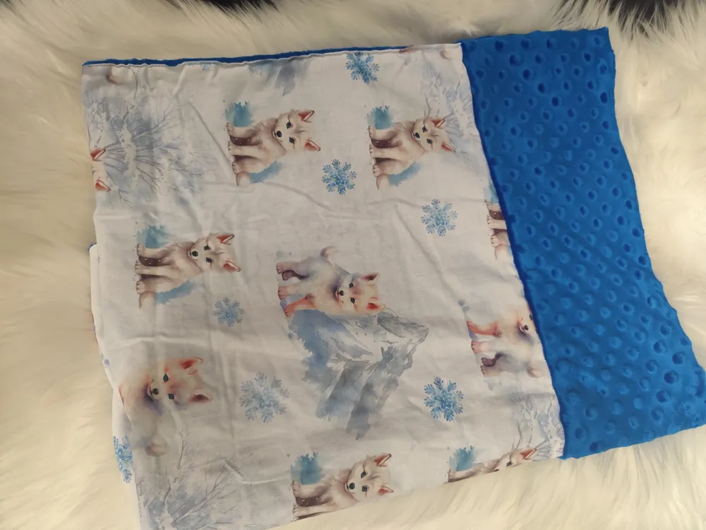 couverture bébé ,elle est en minky bleu avec des chien husky