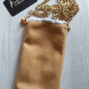 un petit sac pour installer son téléphone.A porté de main,il est en velours beige,à l'intérieur du coton avec motif scooter et une grande chaine très légère.