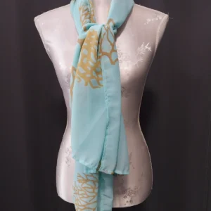 très beau foulard vert sur un buste manequin