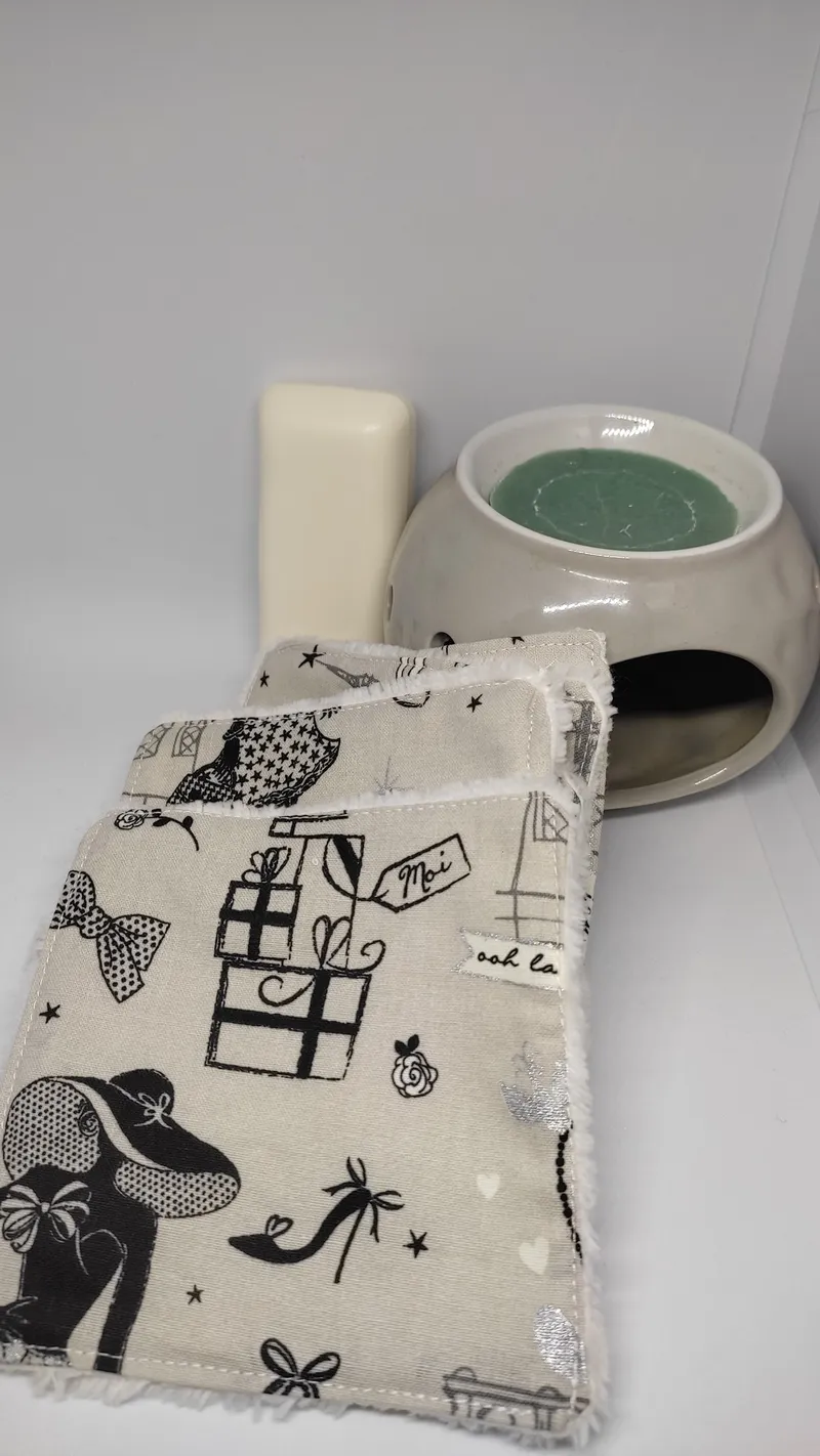 Lingettes lavables posées sur une able et le motif est: la parisienne.une femme en noire avec un grand chapeau noir.