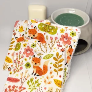 Lingettes lavables avec pour motif des petits renards orange sur des feuilles verte