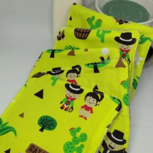 carré lingettes motif cowboy sur du vert clair.Ce sont des lingettes lavables avec un coté éponge bambou