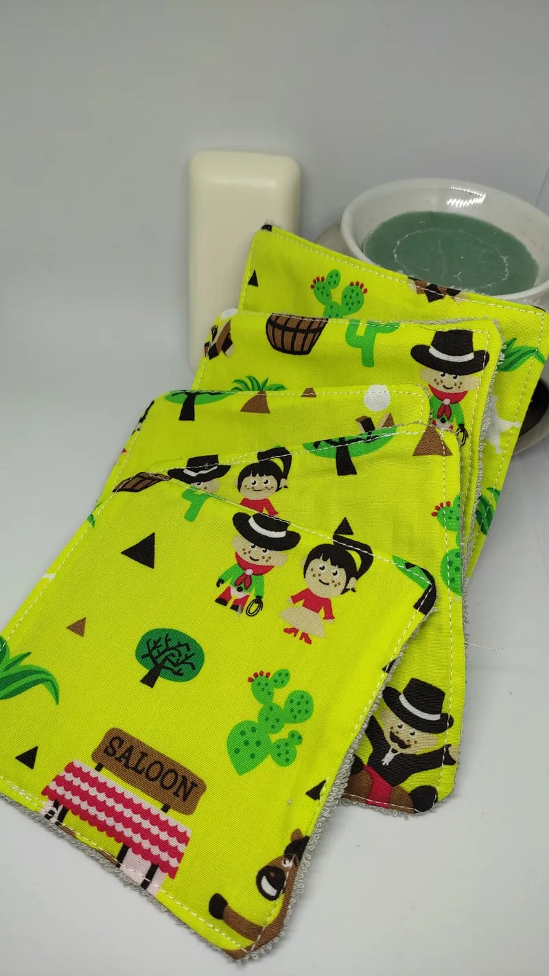 carré lingettes motif cowboy sur du vert clair.Ce sont des lingettes lavables avec un coté éponge bambou