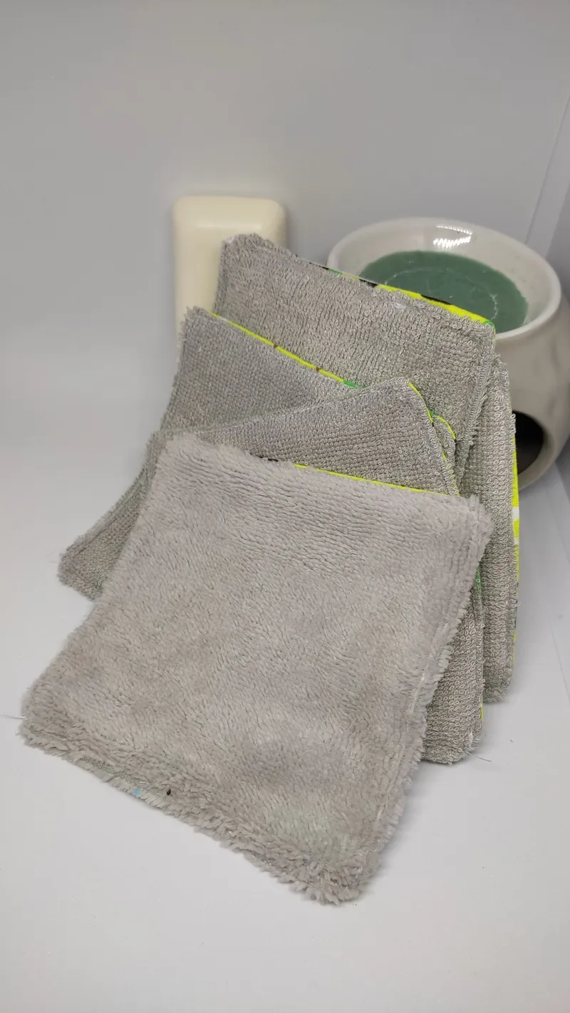 carré en éponge bambou, ce sont des lingettes lavable posées sur une table