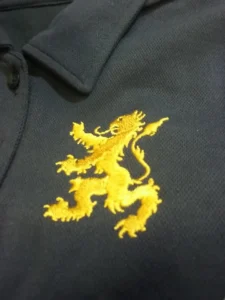 motif lion sur un haut noir