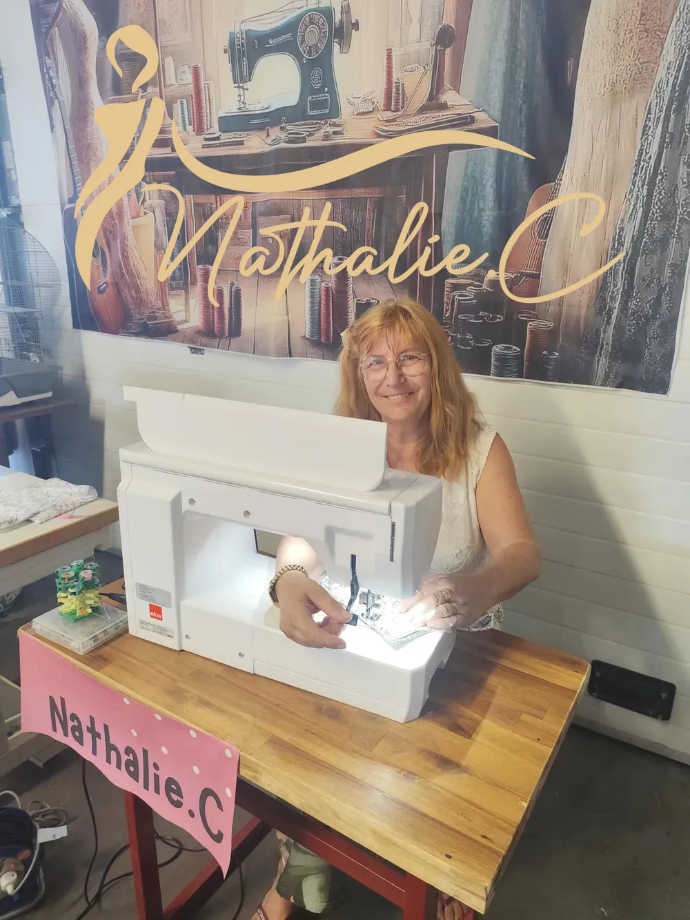 Nathalie,c dans son atelier devant une machine