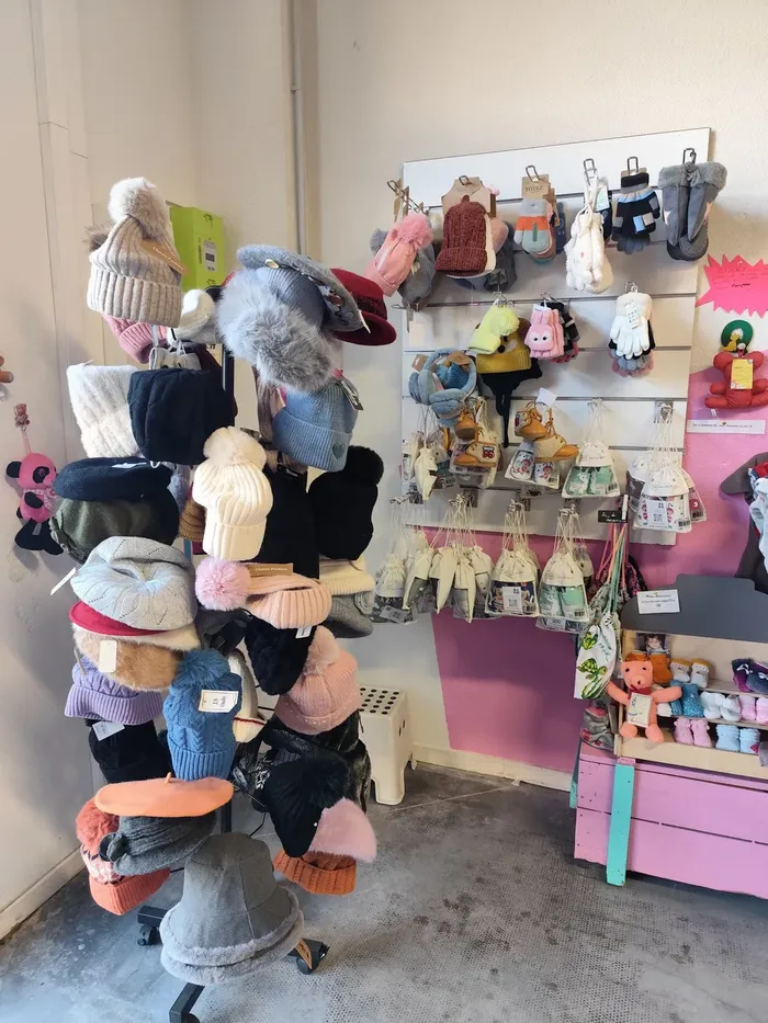 entré de la boutique cekikafe avec un portant chapeaux ou bonnets