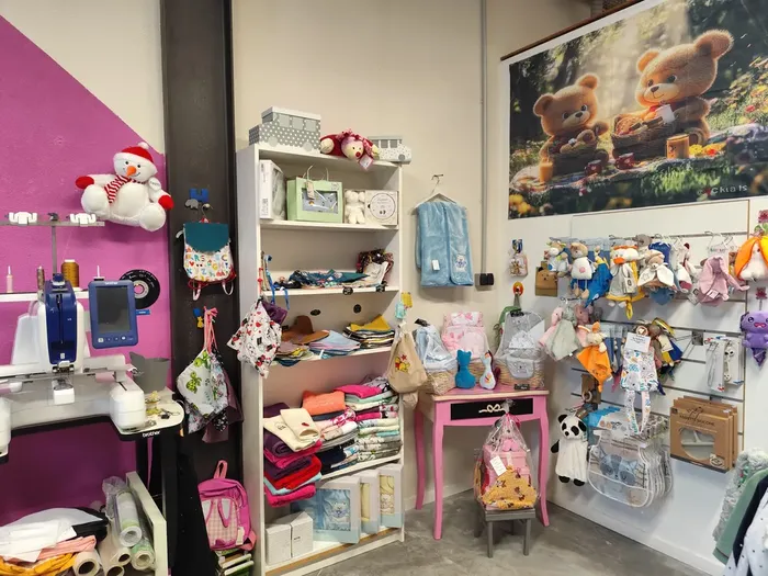 le coin des bébés à la boutique cékikafé, il y a des doudous,des vêtements et du linge