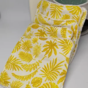 lingettes jaunes posées sur une table