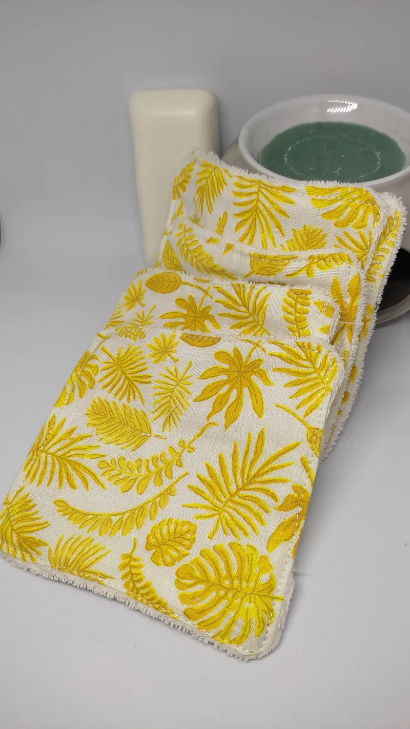 lingettes jaunes posées sur une table