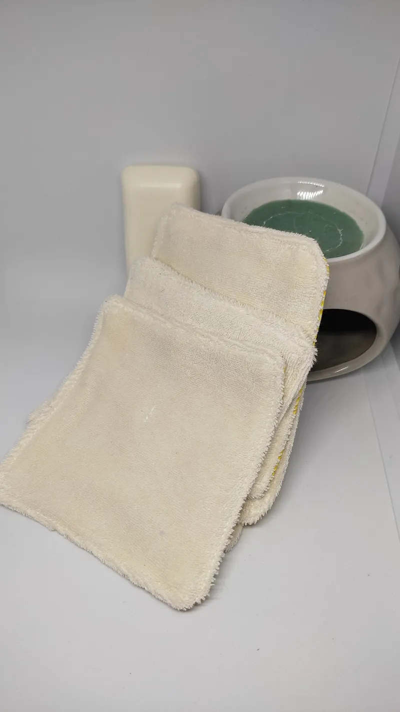 le dos des lingettes jaunes posées sur une table.matière éponge bambou